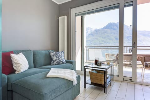 Natural landscape, Balcony/Terrace, Living room, Seating area, Dining area, Lake view