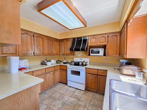 Kitchen or kitchenette, oven, stove