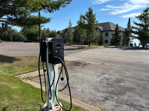 Majestic Lake Views Studio 2-Queen Beds and Heated Pools Apartment in Two Harbors