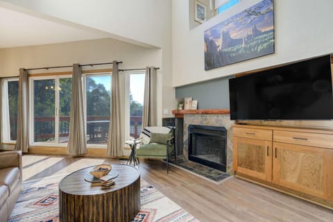 Sunstone Mesa Luxe Broadmoor Getaway w Hot Tub House in Colorado Springs