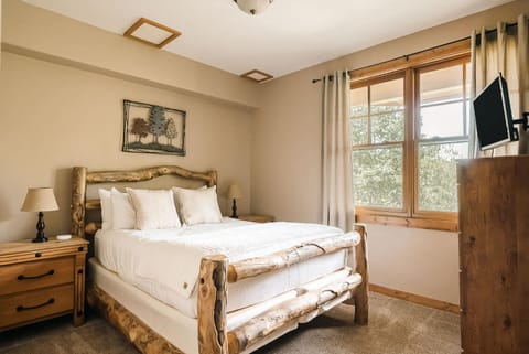 Ski Hike Relax - Log Cabin with Views - Hot tub Cabin in Silverthorne