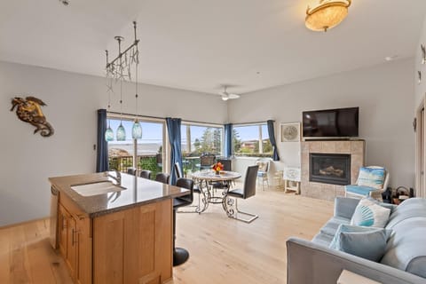 Steps to Pirate Cove Oregon Coast Condo with View Apartment in Depoe Bay