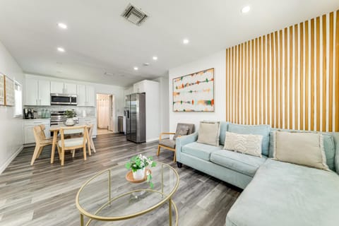 4 Mi to Beach Home with Patio in Fort Lauderdale! House in Oakland Park