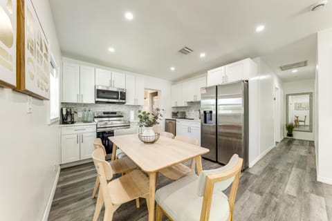 4 Mi to Beach Home with Patio in Fort Lauderdale! House in Oakland Park