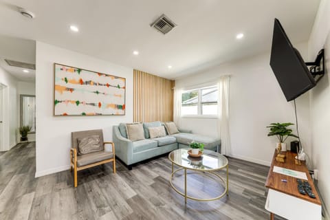 4 Mi to Beach Home with Patio in Fort Lauderdale! House in Oakland Park