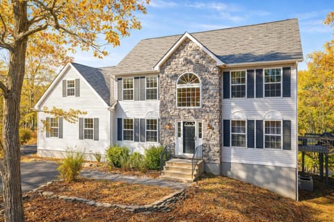 Lakefront Kayaks, HotTub FirePit Sauna Pool House in Stroud Township