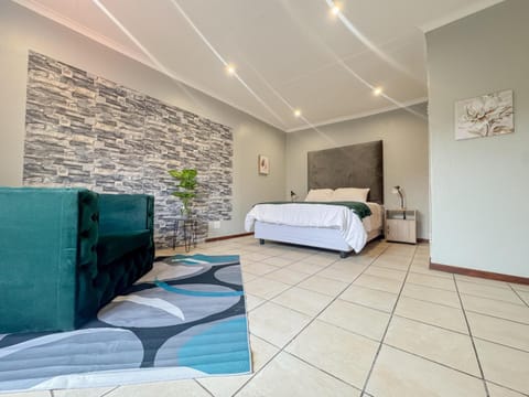 Bed, TV and multimedia, Photo of the whole room, Seating area, Bedroom