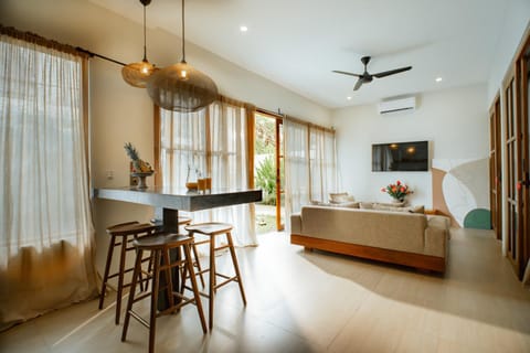 TV and multimedia, Living room, Seating area, Dining area, air conditioner