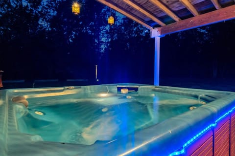 Uhost AI - Get Cozy & Relax! 4BR, 2BA, Hot Tub House in Florida
