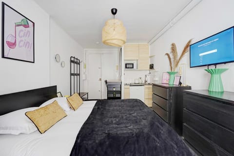 Bed, TV and multimedia