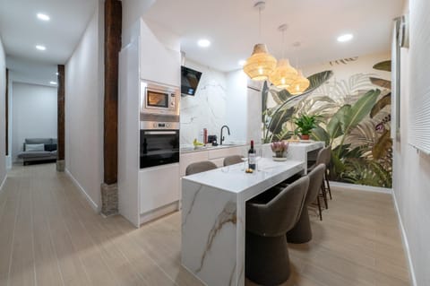 Kitchen or kitchenette, Dining area, oven