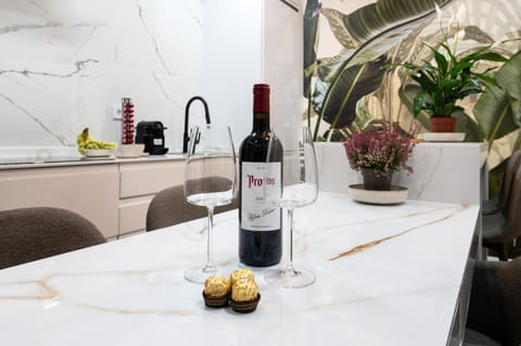 Kitchen or kitchenette, Dining area, Drinks