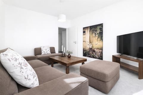 TV and multimedia, Living room, Seating area, Evening entertainment, air conditioner