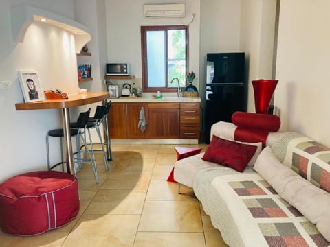 Coffee/tea facilities, Kitchen or kitchenette, Living room, Seating area