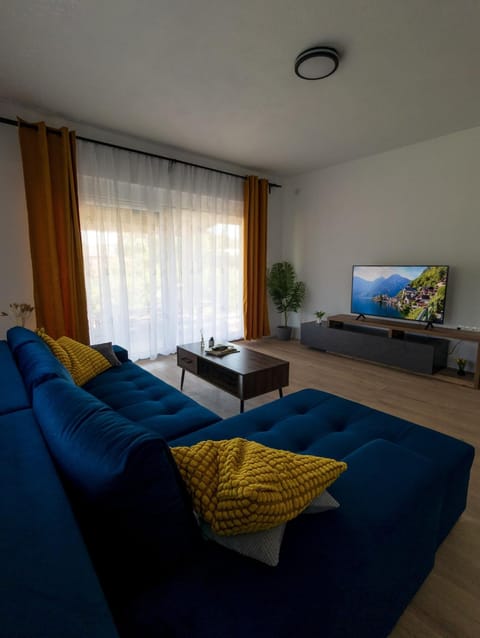 TV and multimedia, Living room, Seating area, air conditioner