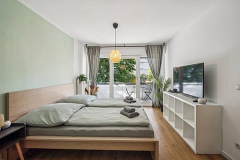 Bed, TV and multimedia, Photo of the whole room, Bedroom