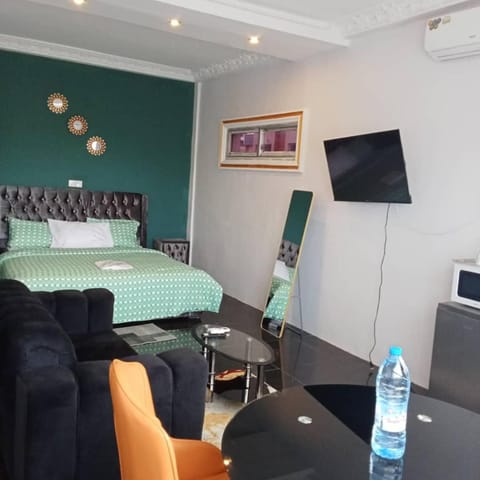 Bed, TV and multimedia, Living room, Photo of the whole room, Seating area, Bedroom, air conditioner