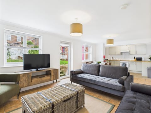 Communal lounge/ TV room, TV and multimedia, Living room, Seating area