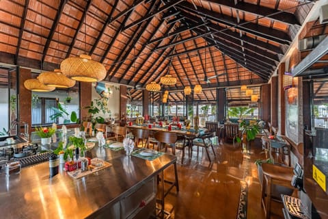 Restaurant/places to eat, Living room