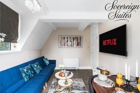 Communal lounge/ TV room, TV and multimedia, Living room, Food and drinks, Seating area, Evening entertainment, Food