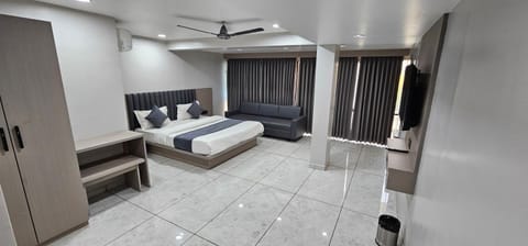 Bed, TV and multimedia, Photo of the whole room, Bedroom, fireplace, towels, wardrobe, air conditioner