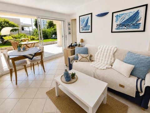 Patio, Garden, Living room, Dining area