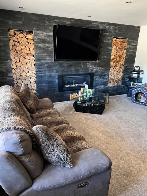 Communal lounge/ TV room, TV and multimedia, Seating area