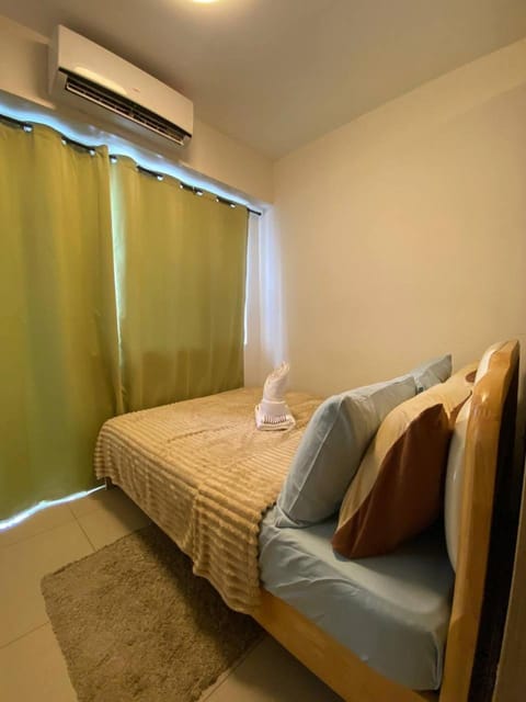 Bed, Bedroom, towels, air conditioner