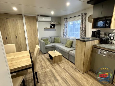 Coffee/tea facilities, Kitchen or kitchenette, Living room, Seating area, Dining area, pet friendly, toaster, air conditioner