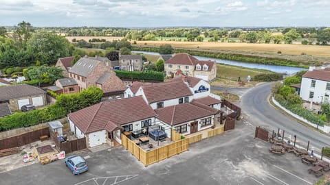Neighbourhood, Natural landscape, Bird's eye view, River view, Location, Parking