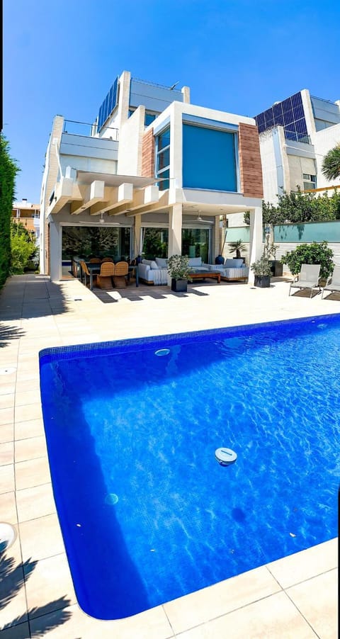 Property building, Pool view, Swimming pool, Swimming pool