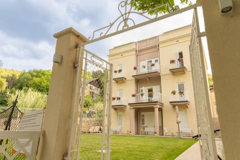 Property building, Day, Garden, Balcony/Terrace, Garden view