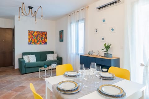 Living room, Seating area, Dining area, air conditioner