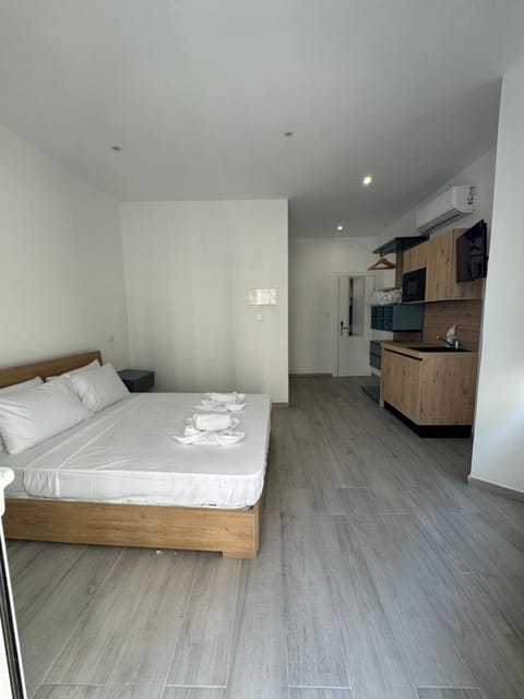 Bed, Kitchen or kitchenette, Photo of the whole room, Bedroom, microwave, minibar