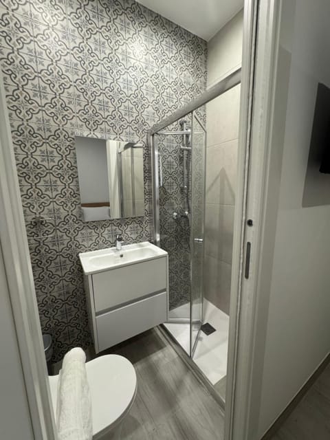 Shower, Toilet, Bathroom, towels