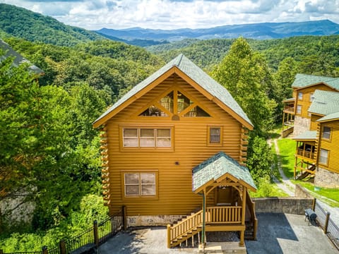 Facade/entrance, Day, Neighbourhood, Natural landscape, Bird's eye view, Summer, BBQ facilities, View (from property/room), View (from property/room), Decorative detail, Decorative detail, Pets, Pets, Pets, Mountain view, Mountain view, Parking, pet friendly