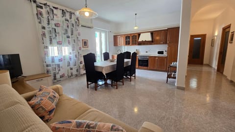 TV and multimedia, Kitchen or kitchenette, Living room, Seating area, Dining area, oven