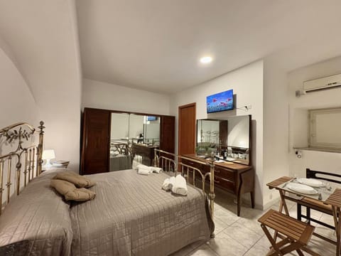 Bed, TV and multimedia, Photo of the whole room, Dining area, Bedroom, air conditioner