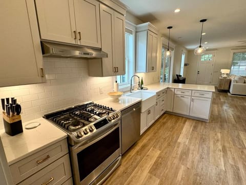 Wharf Street Coastal Escape - 3BR Old Town Luxury House in Bluffton