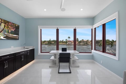 Luxe Waterfront Villa Walk to Beach Pool and Gym Villa in Lauderdale-by-the-Sea