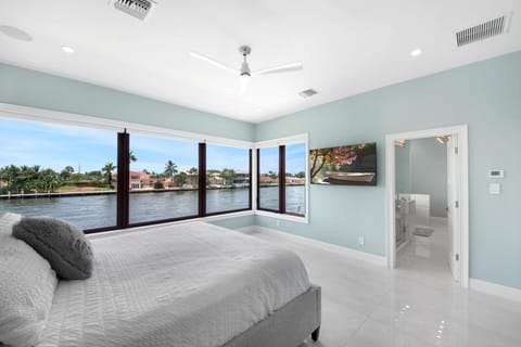 Luxe Waterfront Villa Walk to Beach Pool and Gym Villa in Lauderdale-by-the-Sea