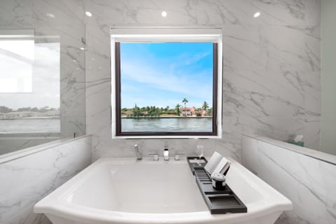 Luxe Waterfront Villa Walk to Beach Pool and Gym Villa in Lauderdale-by-the-Sea