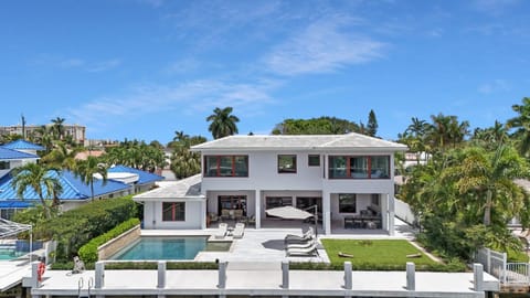 Luxe Waterfront Villa Walk to Beach Pool and Gym Villa in Lauderdale-by-the-Sea