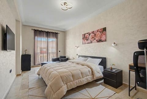 Bed, TV and multimedia, Photo of the whole room, Seating area, Bedroom