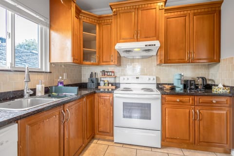Coffee/tea facilities, Kitchen or kitchenette, dishwasher, stove, toaster