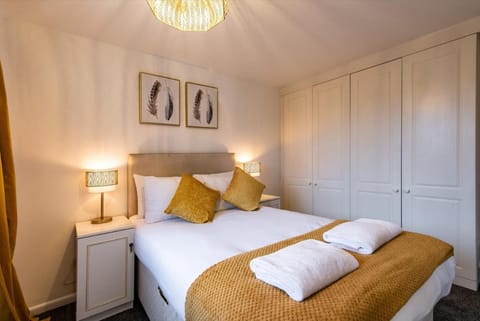 5 Bedroom Family & Contractor House in Nuthall, Nottingham - Sleeps 9 - By CircleWay Homes House in Nottingham