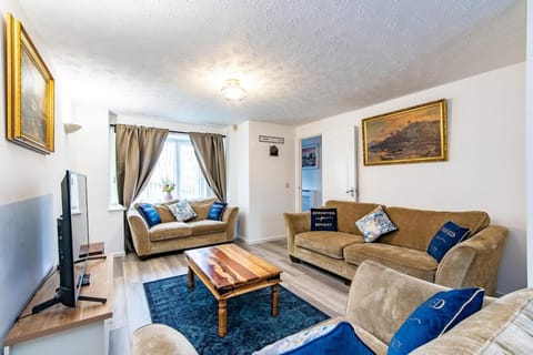 5 Bedroom Family & Contractor House in Nuthall, Nottingham - Sleeps 9 - By CircleWay Homes House in Nottingham