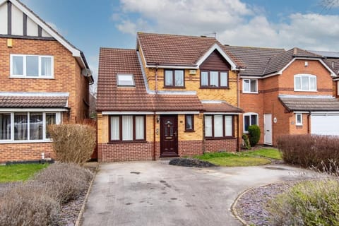 5 Bedroom Family & Contractor House in Nuthall, Nottingham - Sleeps 9 - By CircleWay Homes House in Nottingham