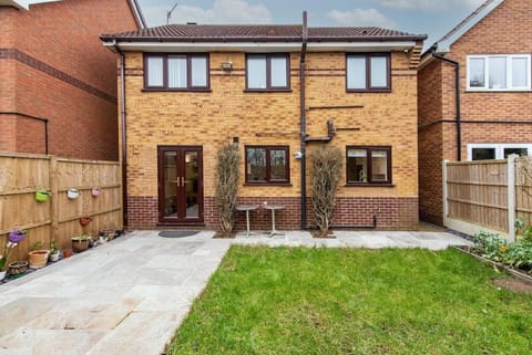 5 Bedroom Family & Contractor House in Nuthall, Nottingham - Sleeps 9 - By CircleWay Homes House in Nottingham