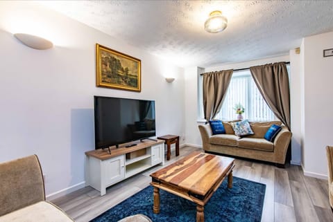 5 Bedroom Family & Contractor House in Nuthall, Nottingham - Sleeps 9 - By CircleWay Homes House in Nottingham